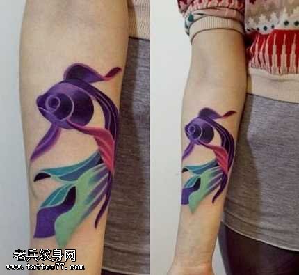 手臂紫鱼纹身图案