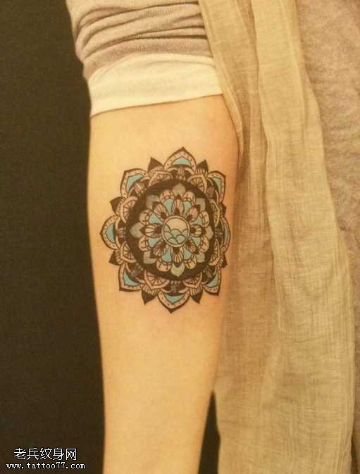 手臂彩色花纹身图案