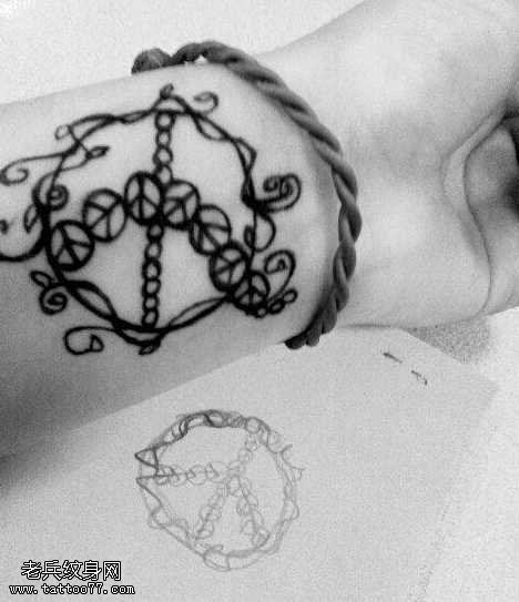 手腕反战标志纹身图案