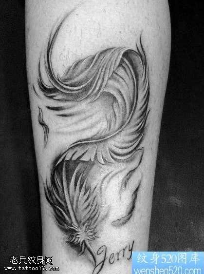 手臂羽毛纹身图案
