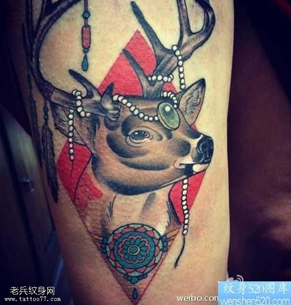 手臂彩色羚羊纹身图案