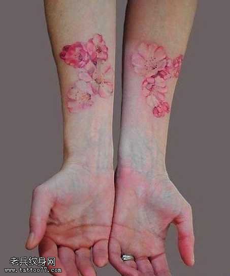 手臂彩色花纹身图案