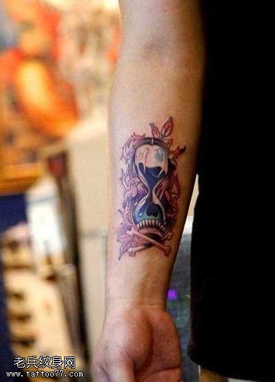 手臂彩色沙漏纹身图案