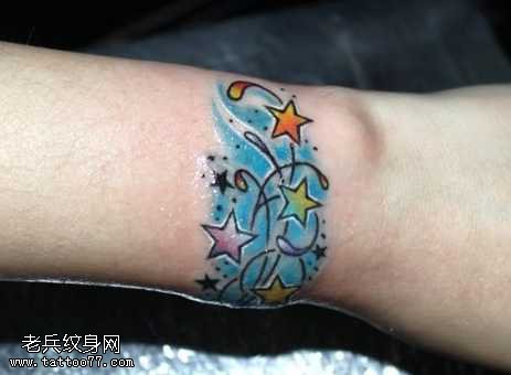 手臂蝴蝶五角星纹身图案