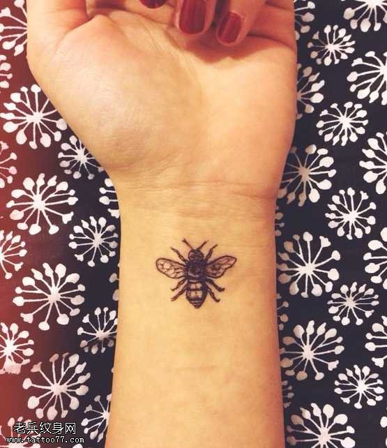 手臂蜜蜂纹身图案