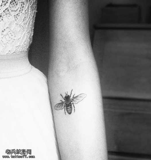 手臂蜜蜂纹身图案