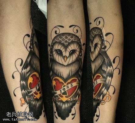 手臂黑灰猫头鹰纹身图案