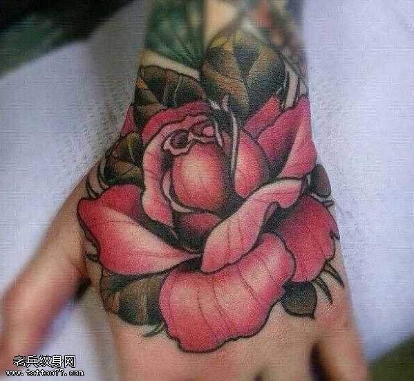 手部彩色玫瑰花纹身图案