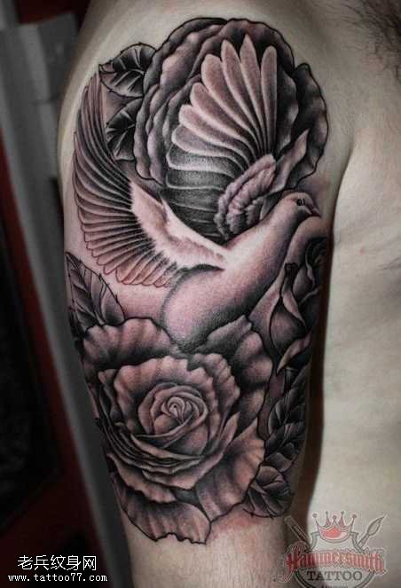 大臂修女白鸽玫瑰纹身图案
