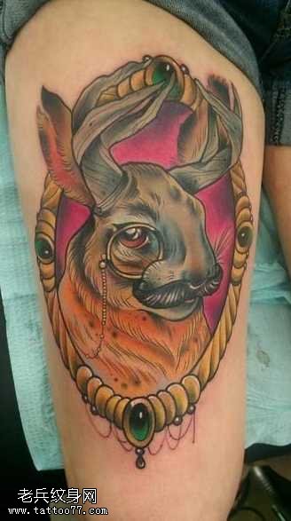 腿部带眼睛的兔子纹身图案