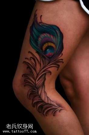 腿部漂亮的孔雀羽毛纹身图案