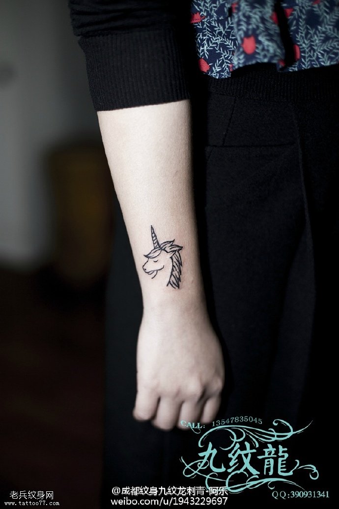 手腕上的小独角兽纹身图案