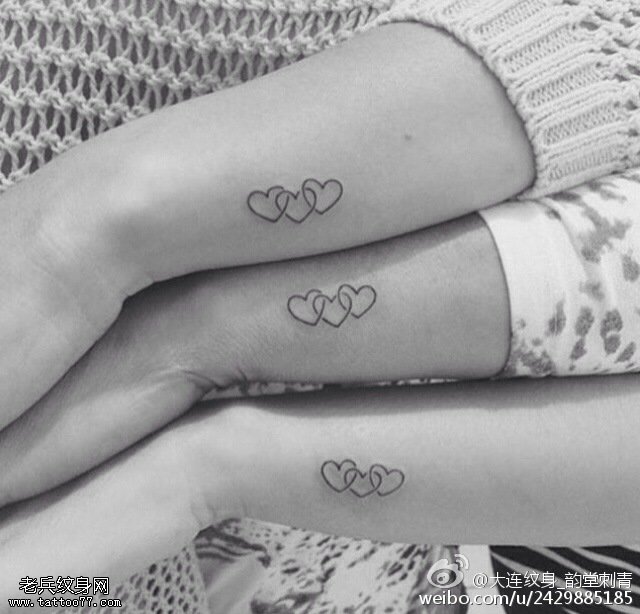 手腕上的三颗心纹身图案