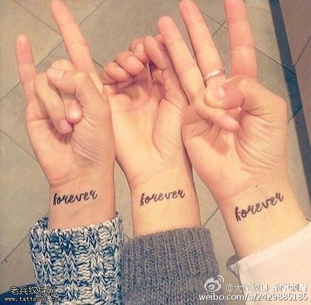 手腕上经典的小字符纹身图案