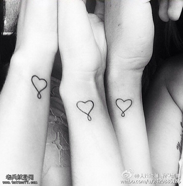 手腕上的线条心纹身图案
