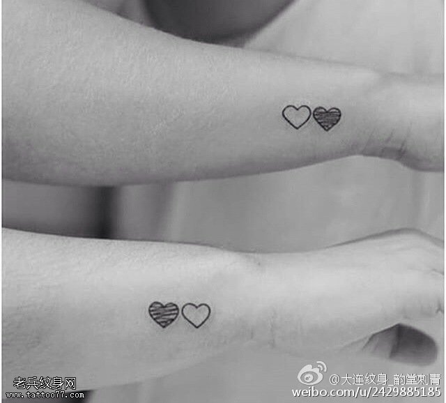手腕上的两颗心纹身图案