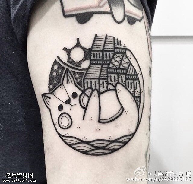 大臂点刺的圆猫咪纹身图案