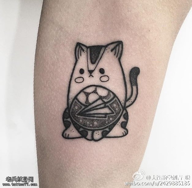 手臂点刺可爱的小猫咪纹身图案