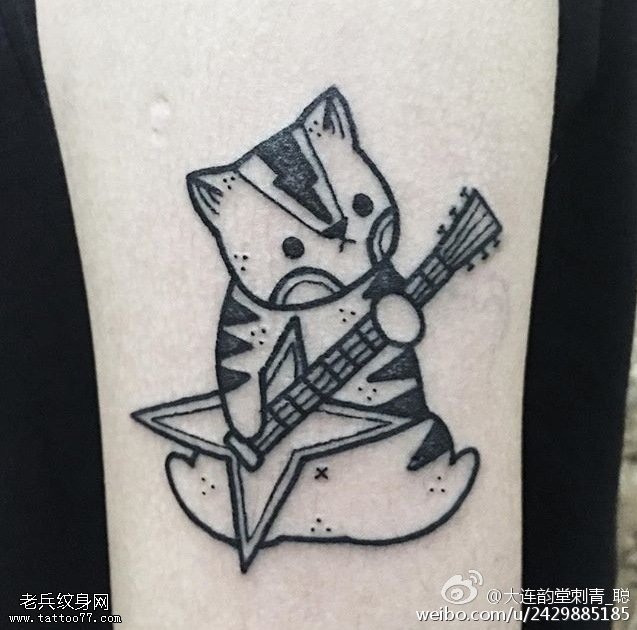 大腿爱音乐的小猫咪纹身图案