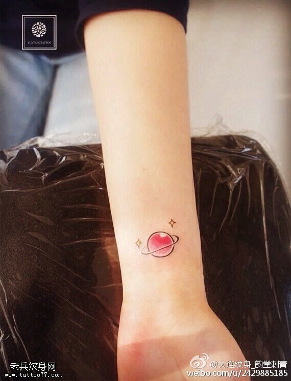 小臂的彩色小星球纹身图案