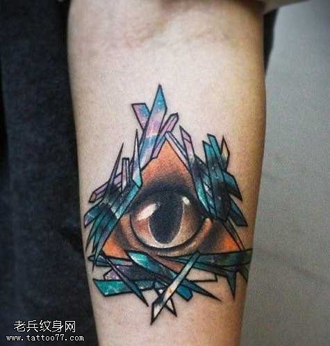手臂上帝之眼纹身图案