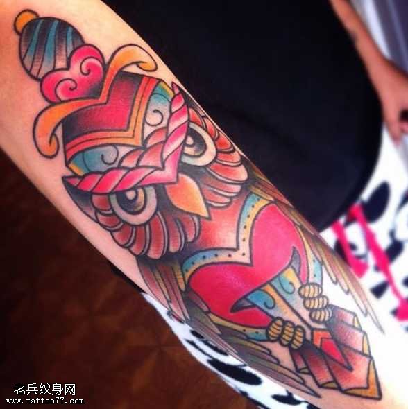 手臂上的newschool纹身图案