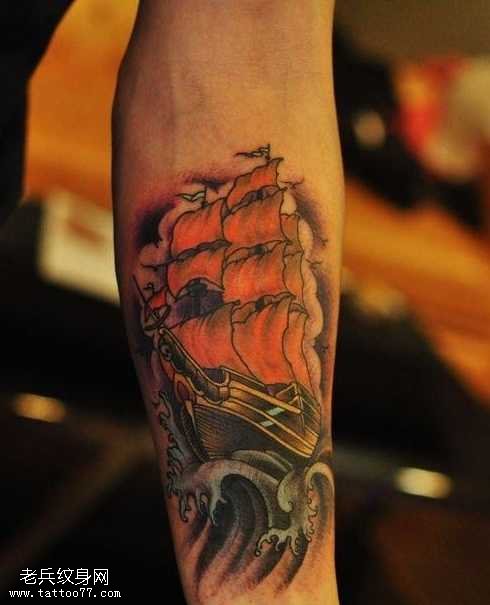 手部海上行驶帆船纹身图案