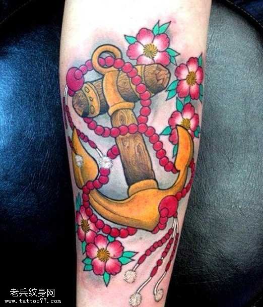 手臂彩色船锚纹身图案