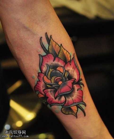 手部彩色玫瑰花纹身图案