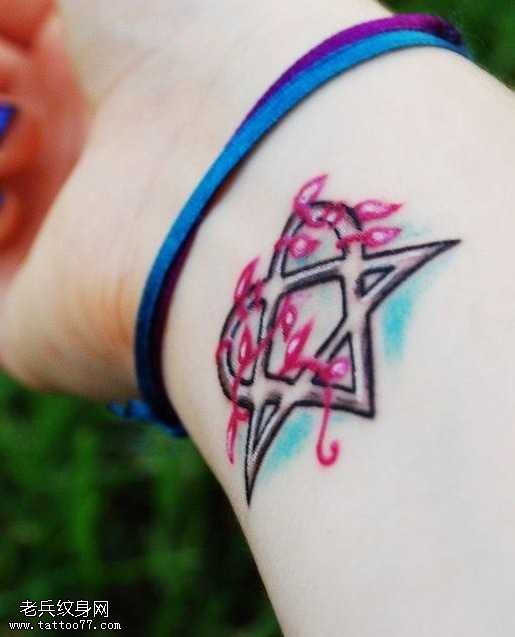 手腕五角星纹身图案
