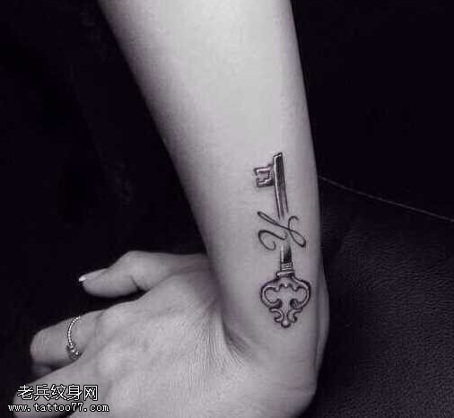 手腕钥匙纹身图案