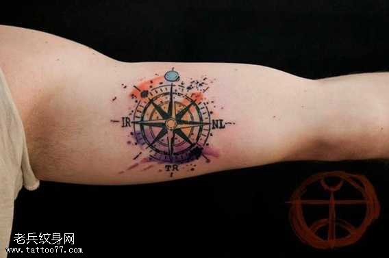 手臂漂亮的指南针纹身图案