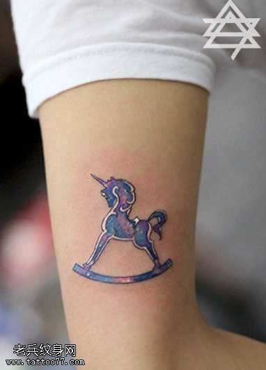 手臂彩色木马纹身图案
