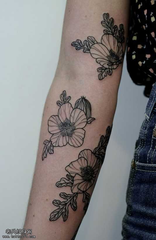 手臂上的梅花纹身图案