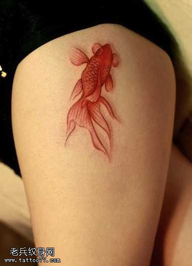腿部一条红色的金鱼纹身图案