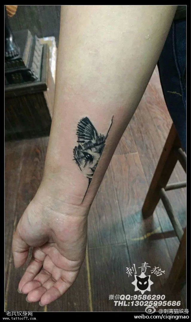 手臂上线条猫咪纹身图案