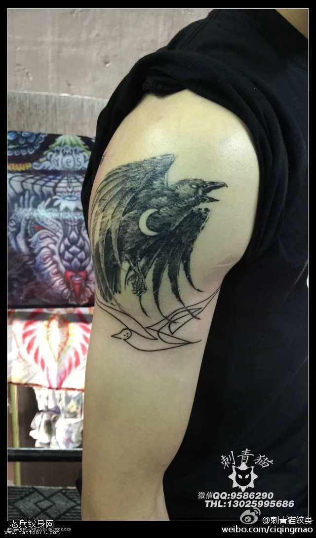 大臂上水墨的乌鸦纹身图案