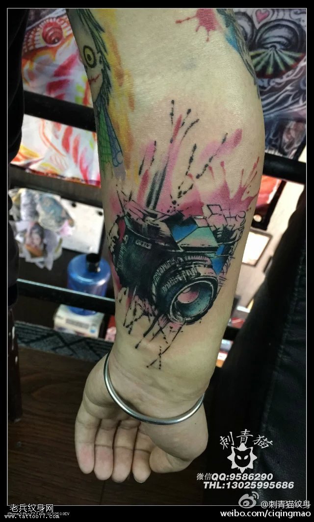 手臂水彩的照相机纹身图案