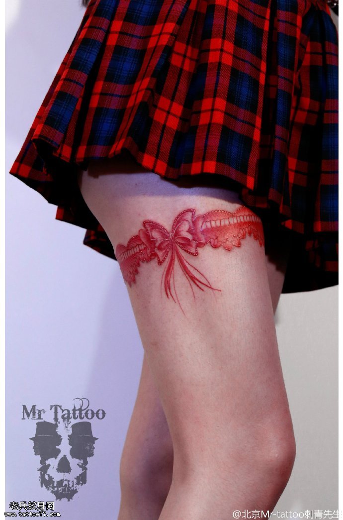 大腿上红色蕾丝蝴蝶结纹身图案