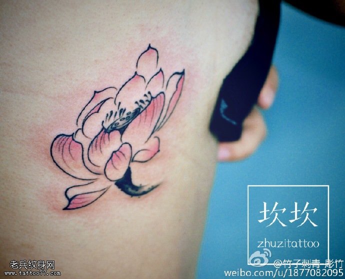 腹部的点刺线条莲花纹身图案