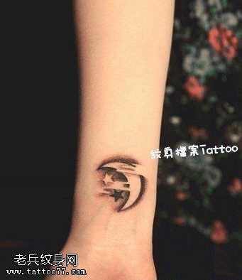 手部月亮星星纹身图案