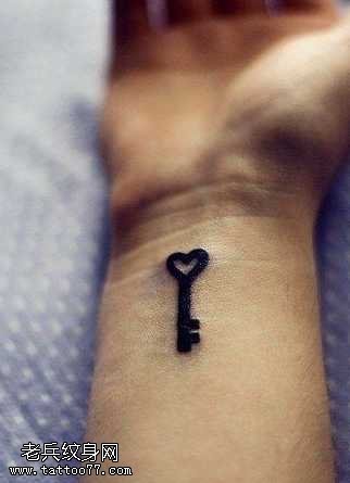 手部锁匙纹身图案