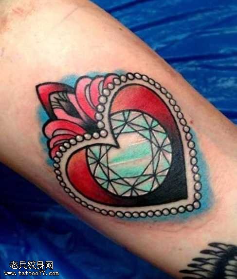 手臂简洁爱心纹身图片