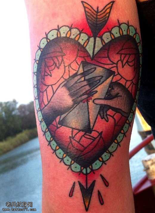 手臂爱心纹身图案