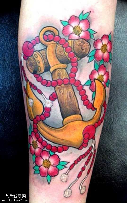 手臂漂亮彩色船锚纹身图案