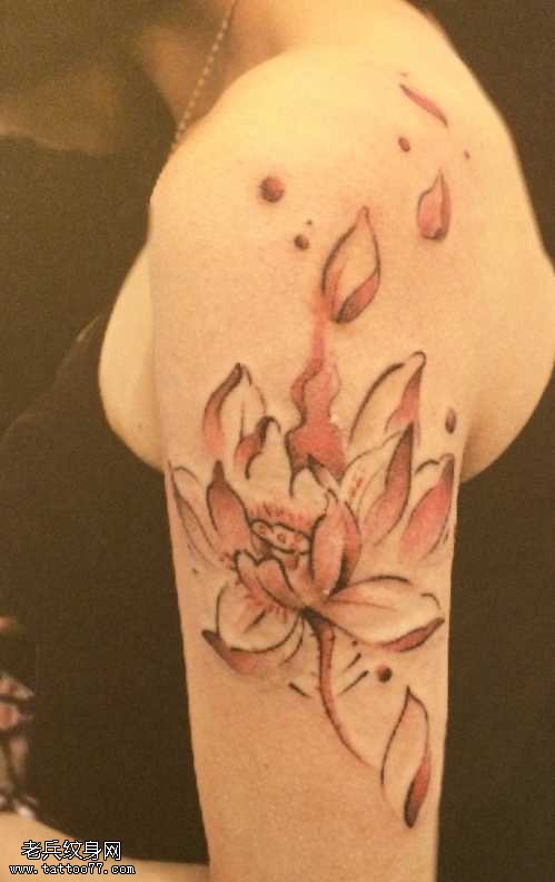 胳膊彩色莲花纹身图案