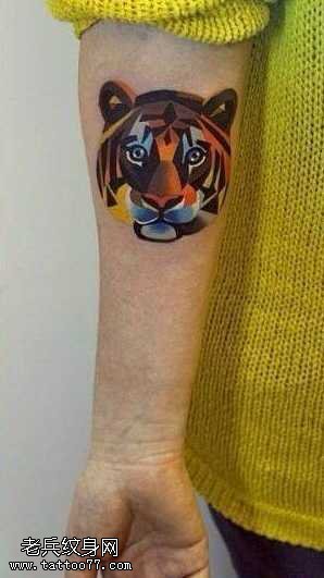 胳膊彩色老虎头纹身图案