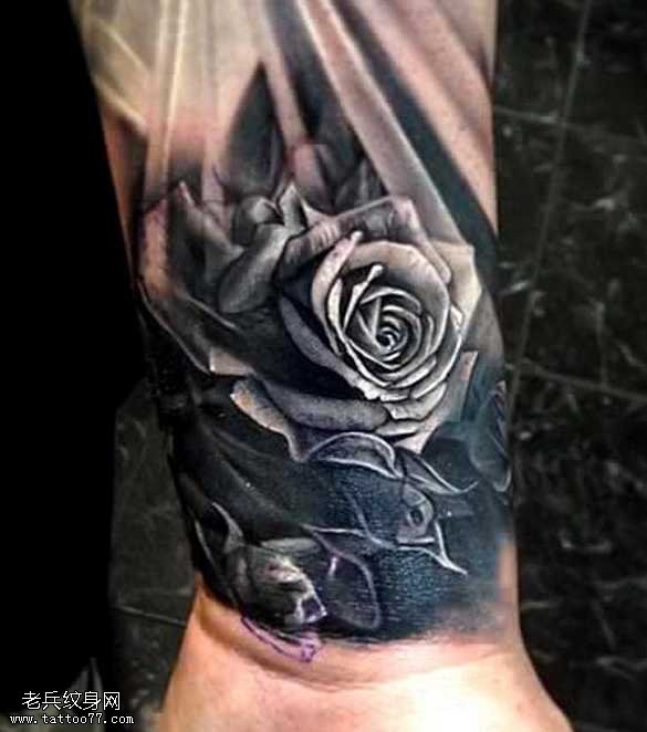 手臂黑灰玫瑰纹身图案