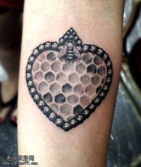 蜜蜂爱心纹身图案