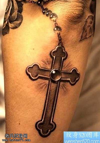 精致的十字架纹身图案